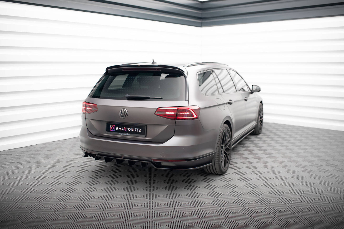 Rear Splitter (with vertical bars) Volkswagen Passat Sedan / Variant B8